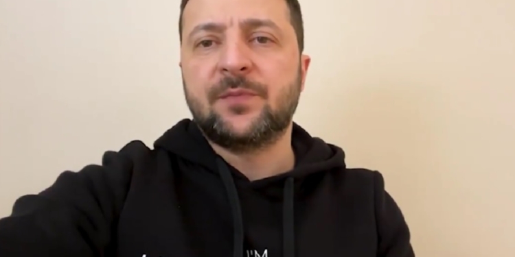 «Дякую кожному і кожній, хто працює заради України і українців! Усім, хто повертає людям тепло, воду, електрику та зв’язок» – Зеленський (ВІДЕО)