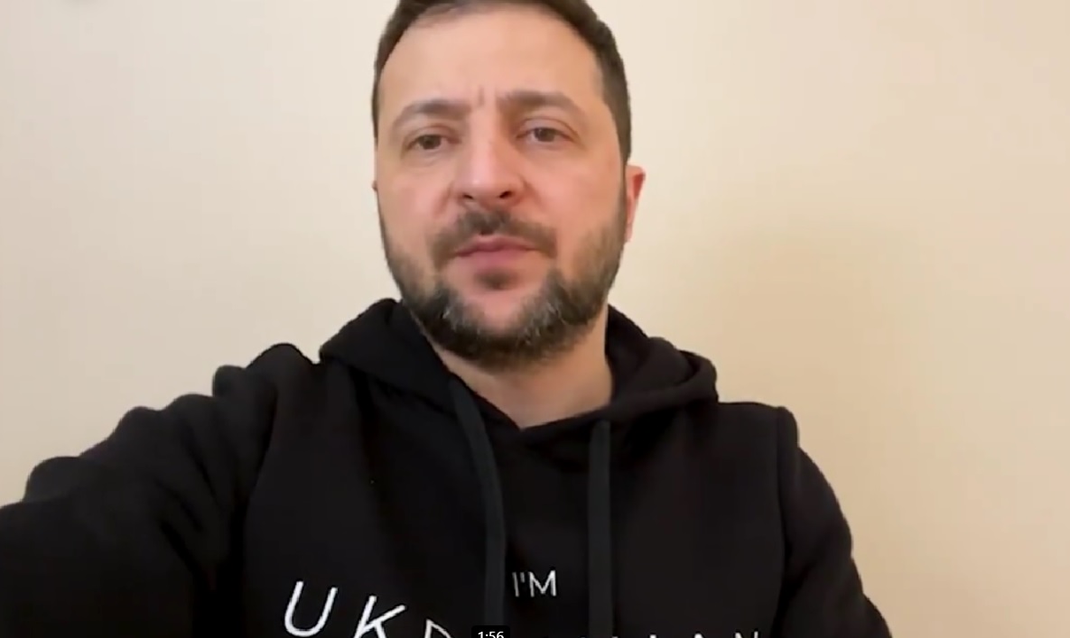 «Дякую кожному і кожній, хто працює заради України і українців! Усім, хто повертає людям тепло, воду, електрику та зв’язок» – Зеленський (ВІДЕО)