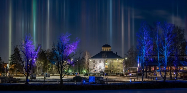 В Фінляндії сфотографували незвичайні світлові стовпи. Жодної містики, просто красиво (ФОТО)