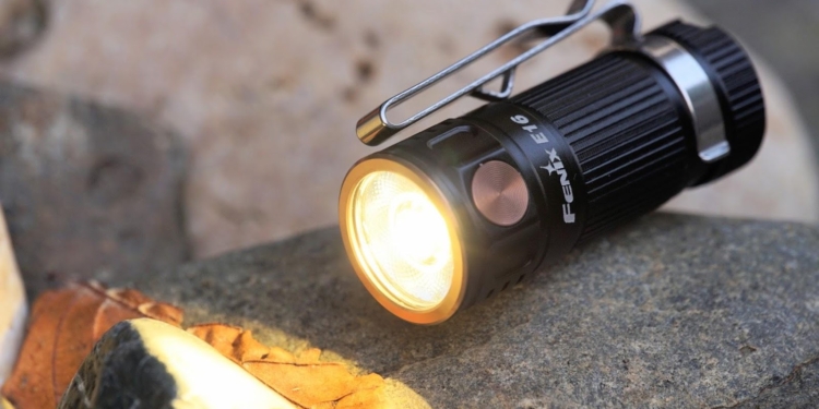 У Чехії почали збирати гроші на ліхтарики та туристичні пальники для України