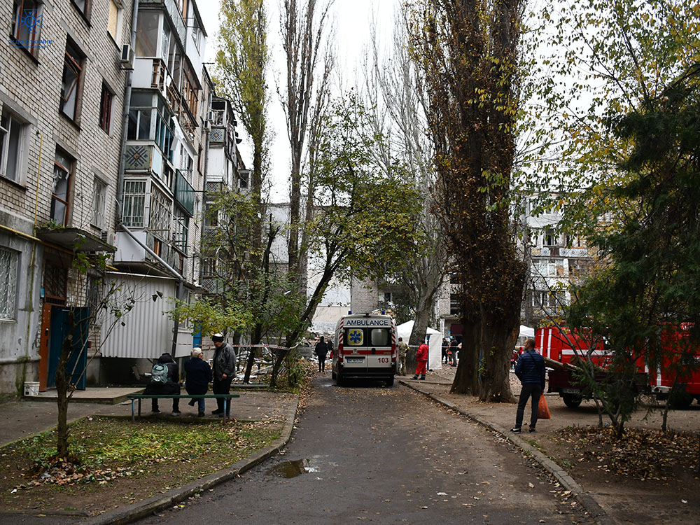 В Миколаєві завершили пошуково-рятувальні роботи на місці зруйнованої російською ракетою п’ятиповерхівки (ФОТО, ВІДЕО) 10