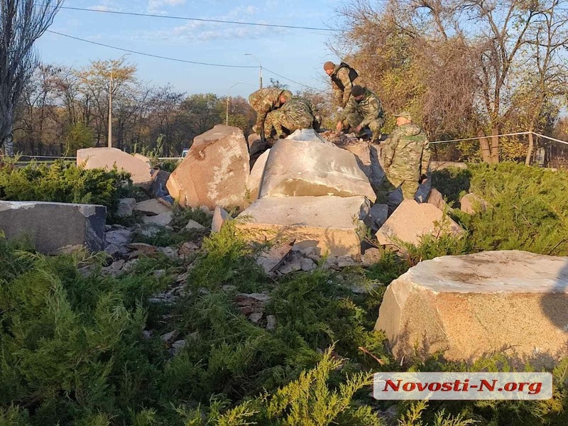 У Миколаєві невідомі підірвали пам’ятник у сквері жертвам Другої світової війни (ОНОВЛЕНО, ФОТО, ВІДЕО) 8