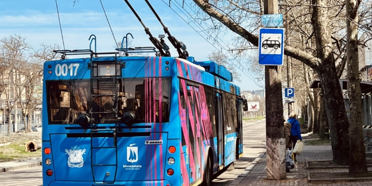 Від сьогодні в Миколаєві поновлять рух трамваїв та тролейбусів