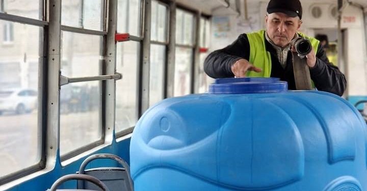 З 30 листопада в Миколаєві змінюється графік розвозу очищеної води трамваєм та тролейбусом