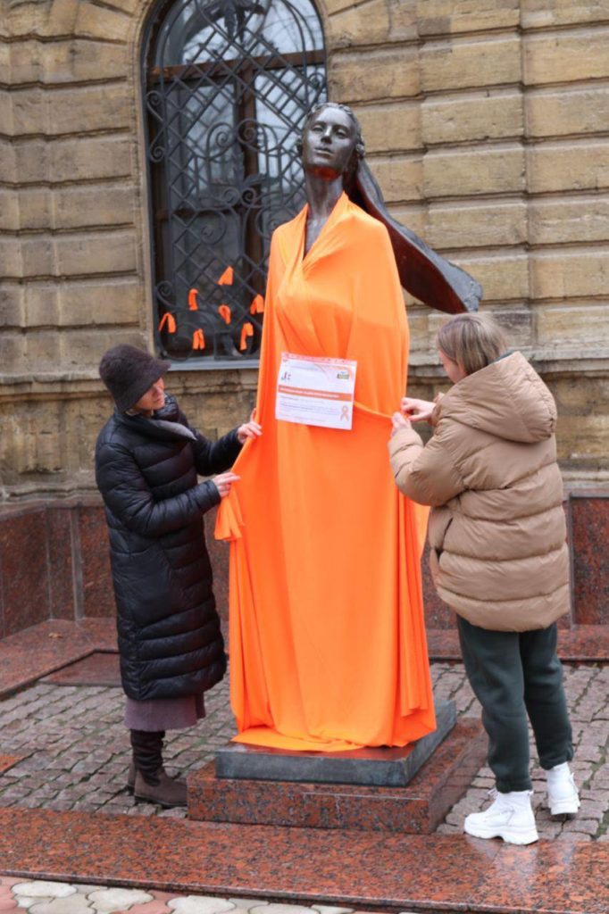 В Миколаєві скульптуру нареченої біля Палацу урочистих подій огорнули помаранчевою тканиною (ФОТО) 1