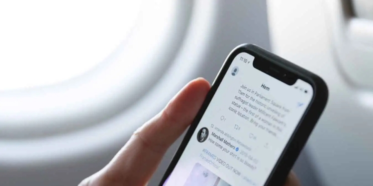 У ЄС дозволили дзвонити та виходити в інтернет під час польотів