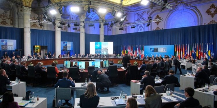 НАТО буде посилювати політичну та практичну підтримку Україні і допоможе захиститися від ракетних ударів – заява міністрів країн-членів Альянсу