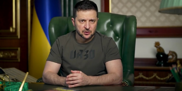 «Тримаємо оборону і, головне, не даємо ворогу здійснити їхні наміри» – Зеленський про складну ситуацію на фронті, співпрацю з МКС і спецтрибунал для росії (ВІДЕО)