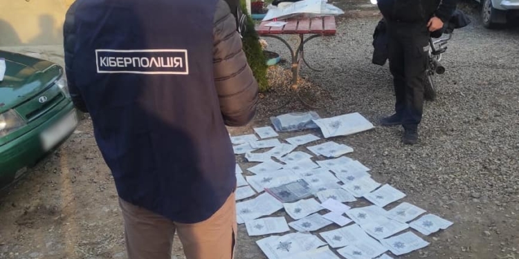 Кіберполіцейські Миколаївщини викрили шахрайку з Одещини на привласненні грошей військових та волонтерів під виглядом продажу авто (ФОТО)