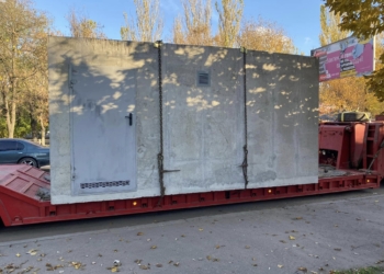 В Миколаєві встановлюють ще одну подаровану місту зупинку-укриття (ФОТО)