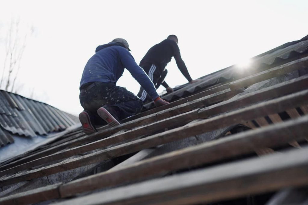 В Миколаєві російськими обстрілами пошкоджено дахи 231 багатоповерхівки. Зараз відновлено 47% дахів (ФОТО) 1