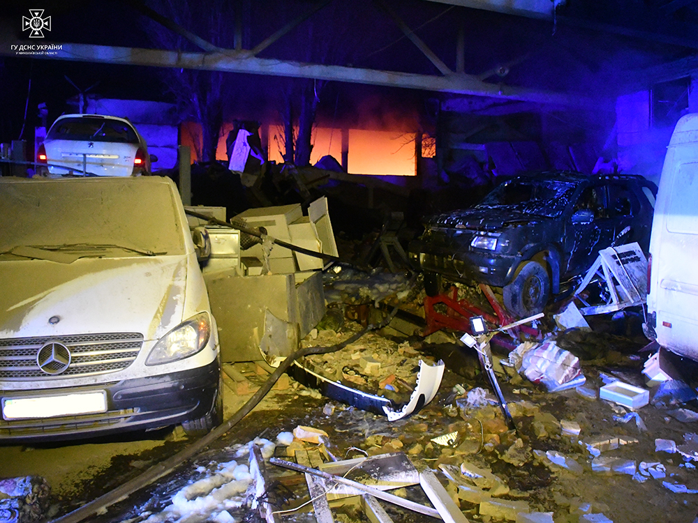 Через нічні російські обстріли в Миколаєві спалахнули складські приміщення – рятувальники впорались з пожежею (ФОТО, ВІДЕО) 19