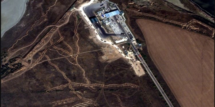 “Вони будують фортецю”. Як рашисти окопуються в Криму та на Херсонщині. Супутникові знімки