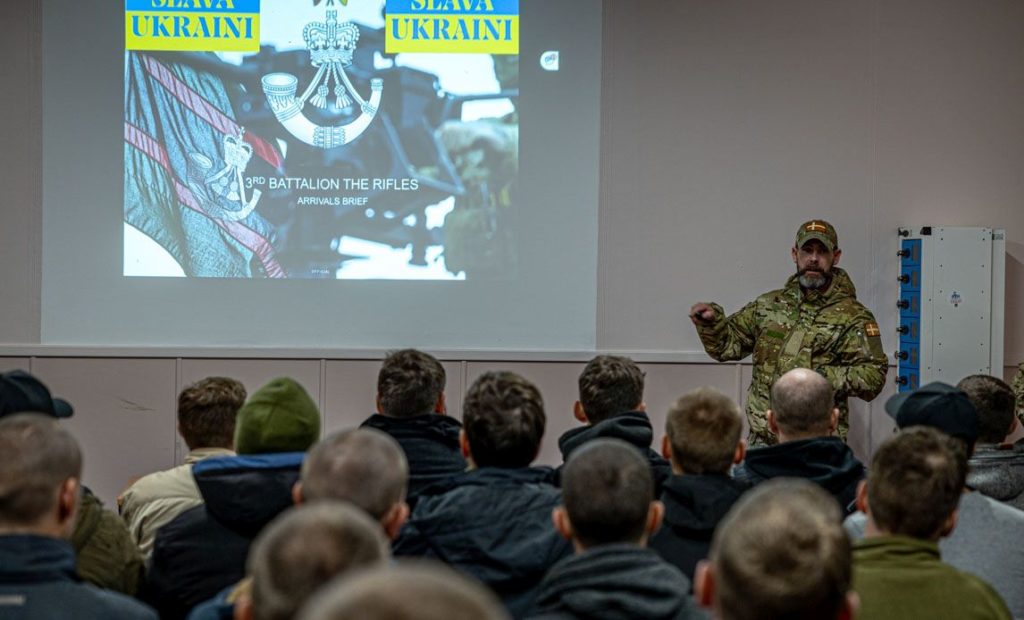 У Великій Британії завершились 5-тижневі навчання українських новобранців під керівництвом інструкторів з Данії (ФОТО) 22