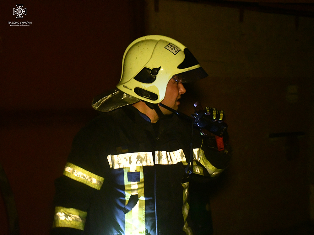 Через нічні російські обстріли в Миколаєві спалахнули складські приміщення – рятувальники впорались з пожежею (ФОТО, ВІДЕО) 23