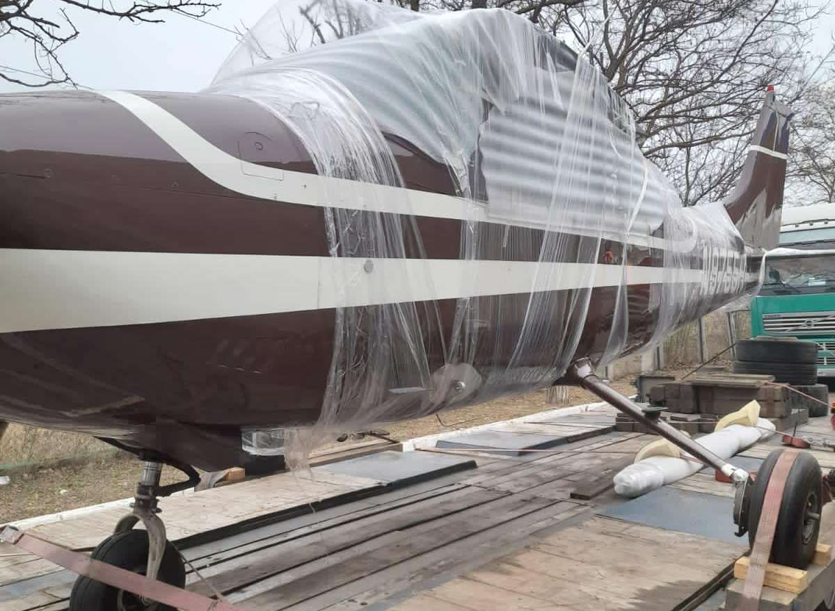 Одеські митники вилучили літак «CESSNA» 182R – його везли причепом до Молдови (ФОТО)