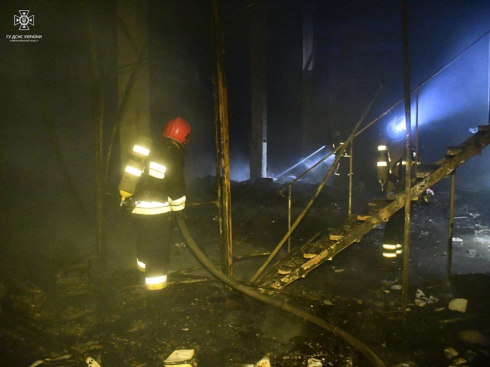 Через нічні російські обстріли в Миколаєві спалахнули складські приміщення – рятувальники впорались з пожежею (ФОТО, ВІДЕО) 27