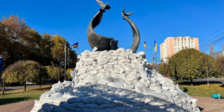 Для захисту пам’ятника Героям Небесної Сотні в Миколаєві планують використати більше 3 тис. мішків з піском (ФОТО)