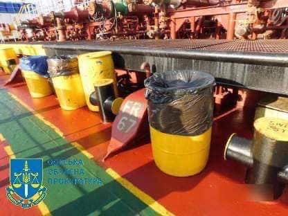 З іноземної компанії, з судна якої 2,5 роки тому в порту Південний витекло більше 8 тонн пальмової олії, вже стягнули $1 млн за забруднення морських вод України (ФОТО) 3