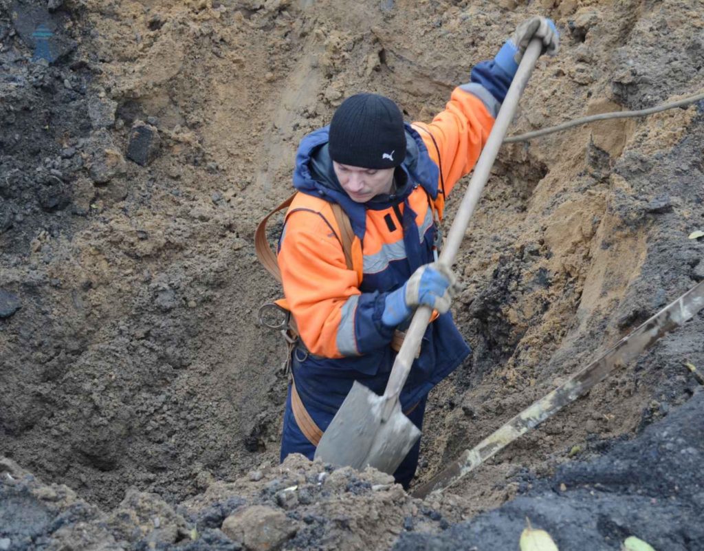 Через аварію на каналізаційній мережі в Миколаєві тимчасово закрито рух транспорту на перехресті вулиць Погранична та Громадянська (ФОТО) 4