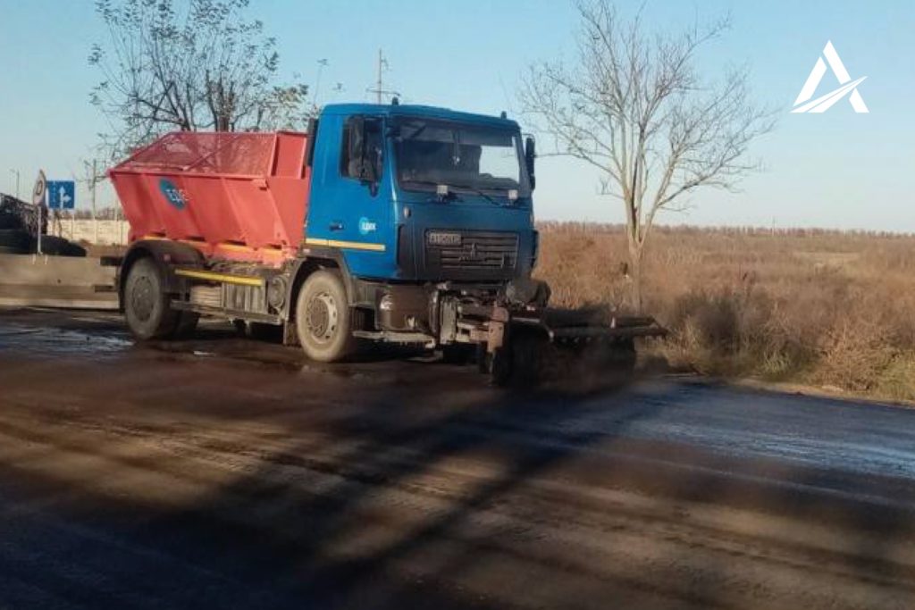 На звільненій від російських окупантів територіях Миколаївщини вже розчищено 150 км доріг (ФОТО) 4