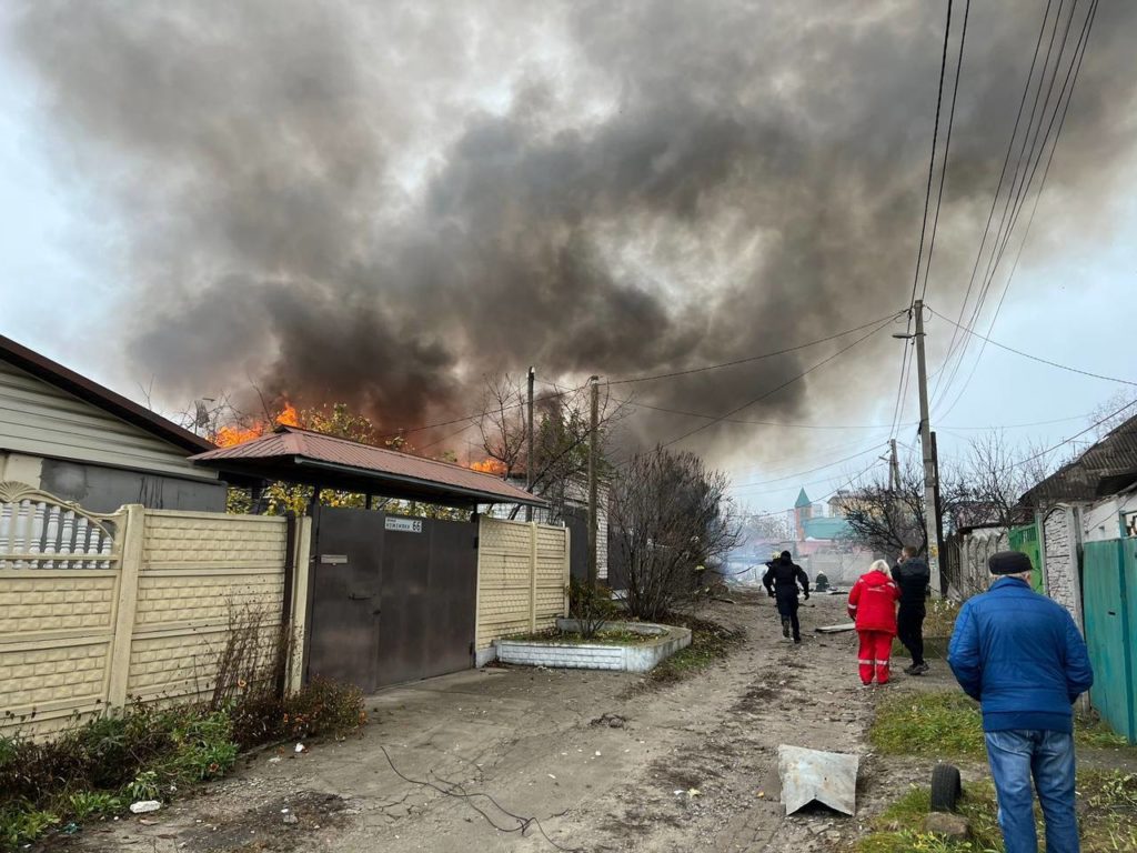Ракетний удар по житловому масиву Дніпра: 13 поранених, рятувальна операція триває (ФОТО) 3