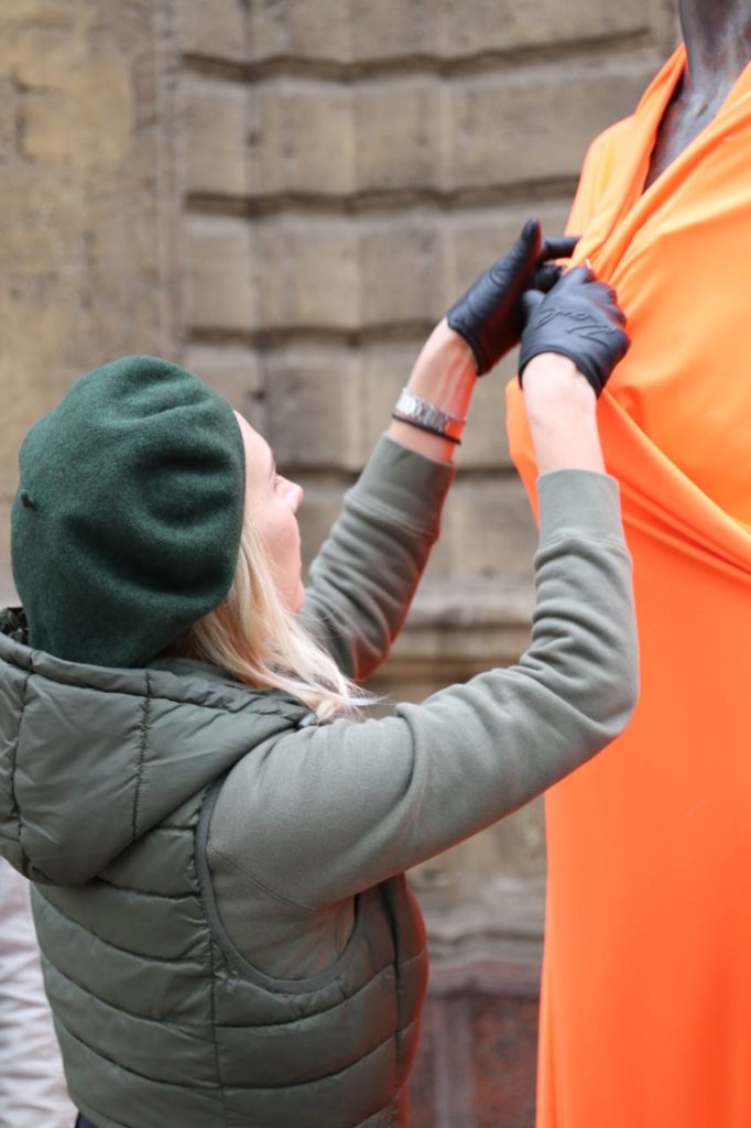 В Миколаєві скульптуру нареченої біля Палацу урочистих подій огорнули помаранчевою тканиною (ФОТО) 3