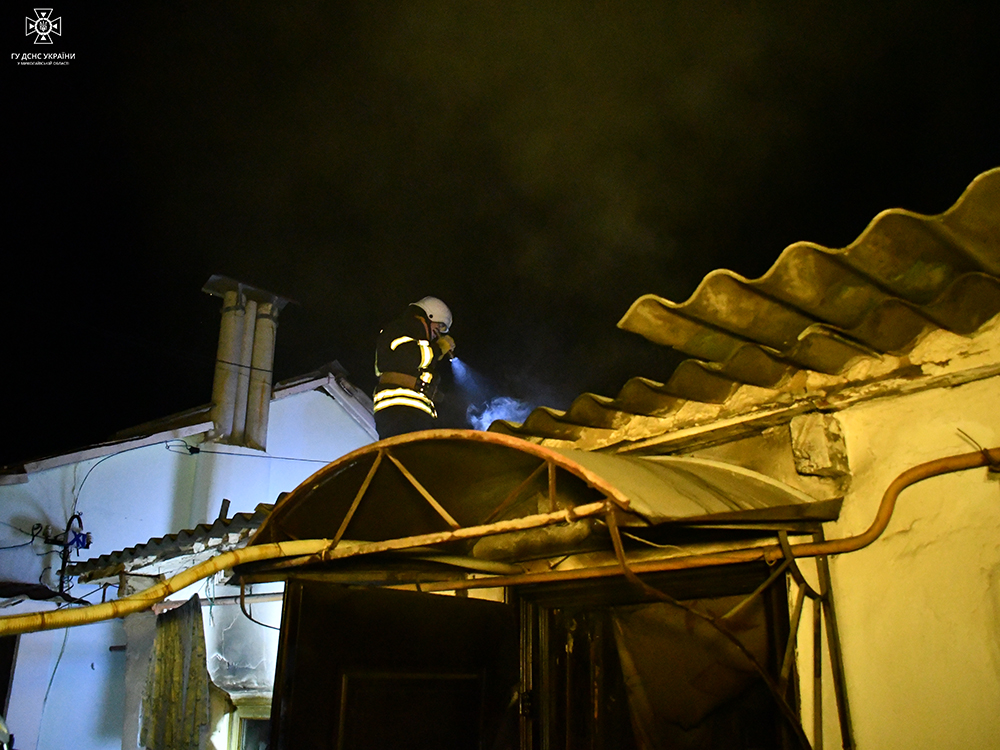 Через нічні російські обстріли в Миколаєві спалахнули складські приміщення – рятувальники впорались з пожежею (ФОТО, ВІДЕО) 3