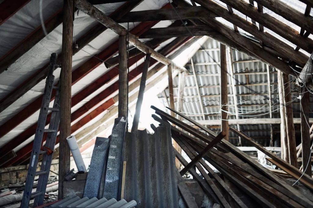 В Миколаєві російськими обстрілами пошкоджено дахи 231 багатоповерхівки. Зараз відновлено 47% дахів (ФОТО) 3