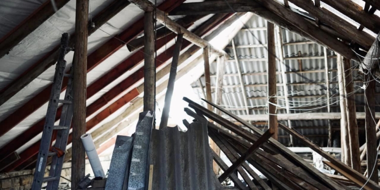 В Миколаєві російськими обстрілами пошкоджено дахи 231 багатоповерхівки. Зараз відновлено 47% дахів (ФОТО)