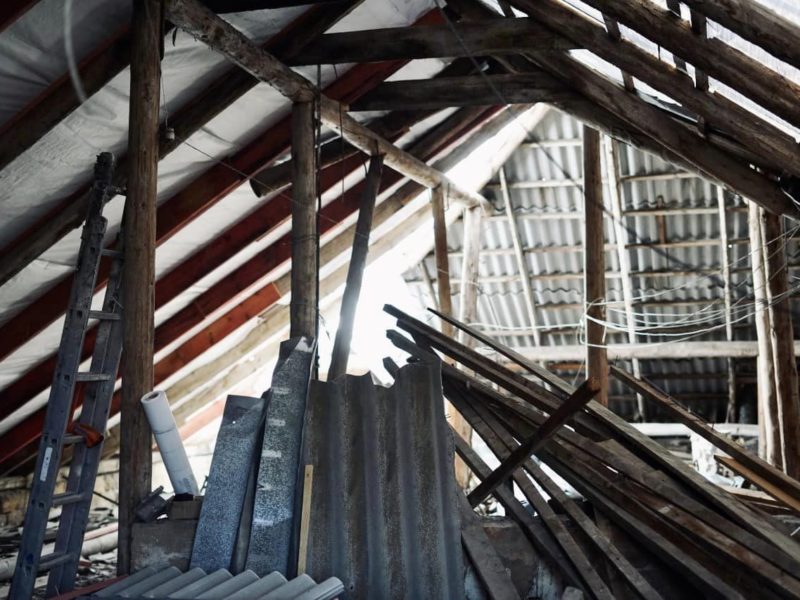 В Миколаєві російськими обстрілами пошкоджено дахи 231 багатоповерхівки. Зараз відновлено 47% дахів (ФОТО)