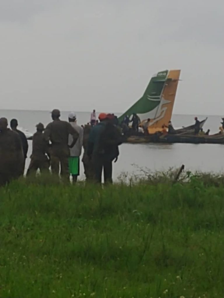 В Танзанії пасажирський літак з півсотнею людей на борту впав у озеро Вікторія (ФОТО) 3