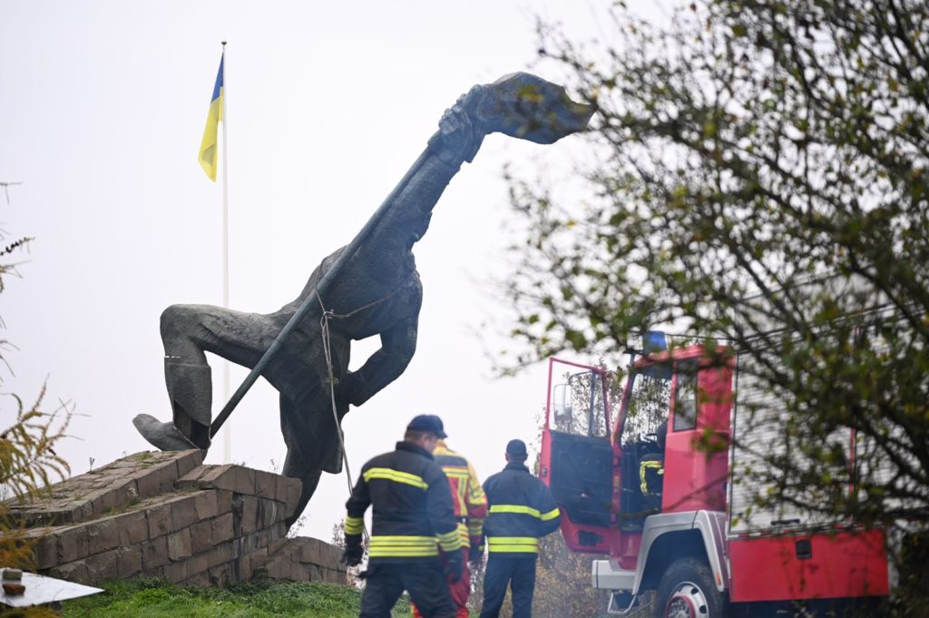 В Ужгороді влада демонтувала радянський пам’ятник «визволителям» (ФОТО) 3