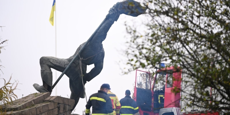 В Ужгороді влада демонтувала радянський пам’ятник «визволителям» (ФОТО)