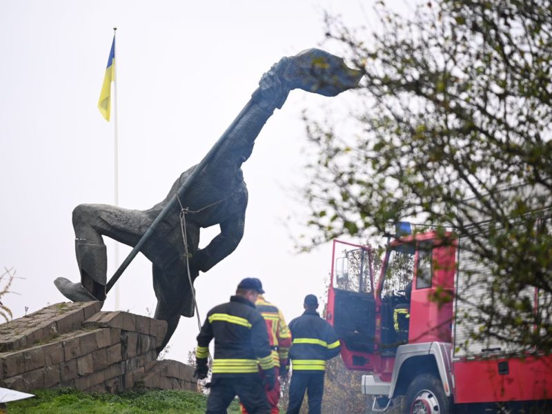В Ужгороді влада демонтувала радянський пам’ятник «визволителям» (ФОТО)