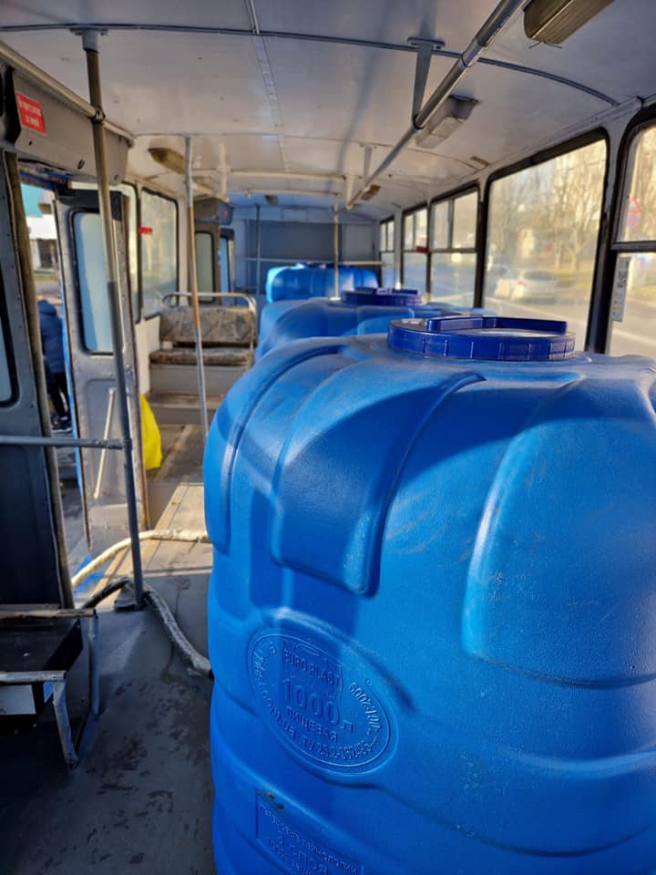 Переобладнаний під «зимовий режим» тролейбус для роздачі очищеної води вже працює на своїх локаціях в Миколаєві (ФОТО) 3