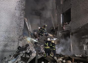 Внаслідок нічної ракетної атаки по Миколаєву зруйновано п’ятиповерхівку. Вже відомо про 2 загиблих і 2 поранених (ДОДАНО ФОТО)