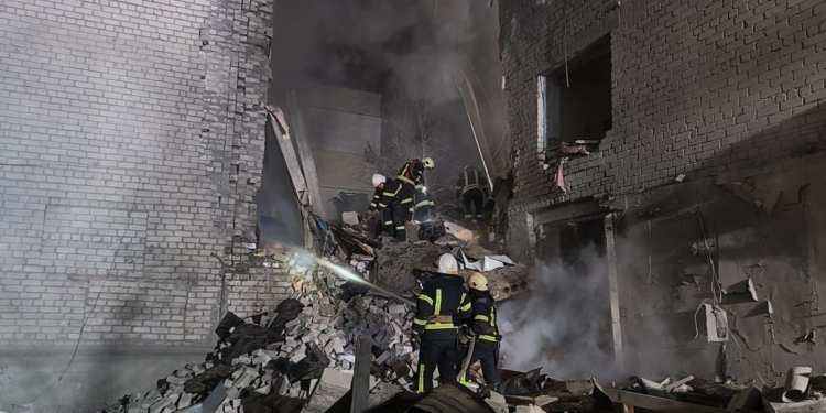 Внаслідок нічної ракетної атаки по Миколаєву зруйновано п’ятиповерхівку. Вже відомо про 2 загиблих і 2 поранених (ДОДАНО ФОТО)
