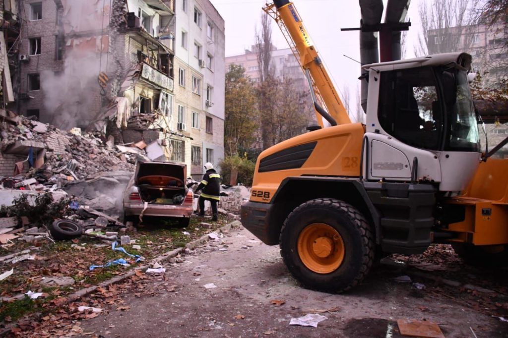 Внаслідок нічної ракетної атаки по Миколаєву зруйновано п’ятиповерхівку. Вже відомо про 2 загиблих і 2 поранених (ДОДАНО ФОТО) 7