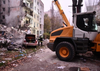 Внаслідок нічної ракетної атаки по Миколаєву зруйновано п’ятиповерхівку. Вже відомо про 2 загиблих і 2 поранених (ДОДАНО ФОТО)