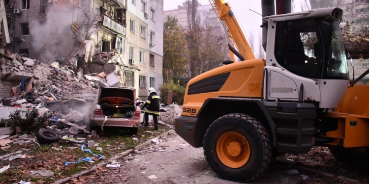 Внаслідок нічної ракетної атаки по Миколаєву зруйновано п’ятиповерхівку. Вже відомо про 2 загиблих і 2 поранених (ДОДАНО ФОТО)