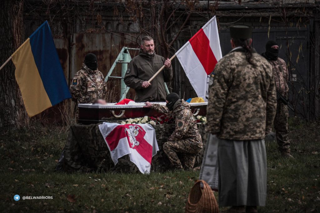 В Києві попрощались з загиблим в боях за Україну білорусом. Загалом на війні вже загинуло 16 білоруських добровольців (ФОТО) 5 В Києві попрощались з загиблим в боях за Україну білорусом. Загалом на війні вже загинуло 16 білоруських добровольців (ФОТО) 4