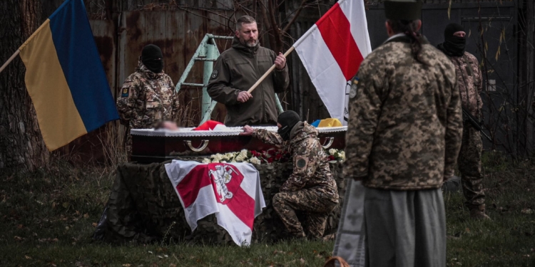 В Києві попрощались з загиблим в боях за Україну білорусом. Загалом на війні вже загинуло 16 білоруських добровольців (ФОТО)