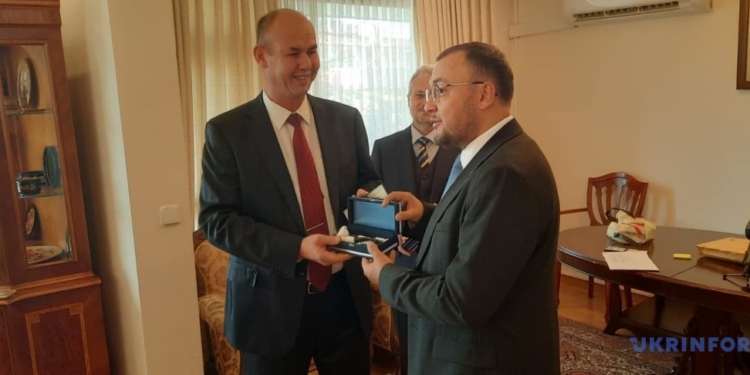 Представники кримськотатарської діаспори Туреччини отримали посвідчення закордонних українців. Що це за статус? (ФОТО)