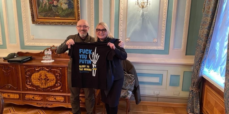 Міністерка оборони Чехії привезла Резнікову “подарунок для путіна” (ФОТО)