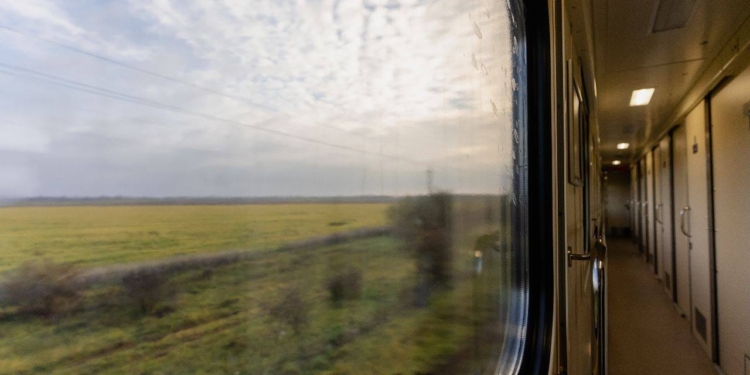 Через збільшення попиту Укрзалізниця додає ще 9 вагонів до потягу Київ-Херсон, який йде і через Миколаїв (ФОТО)