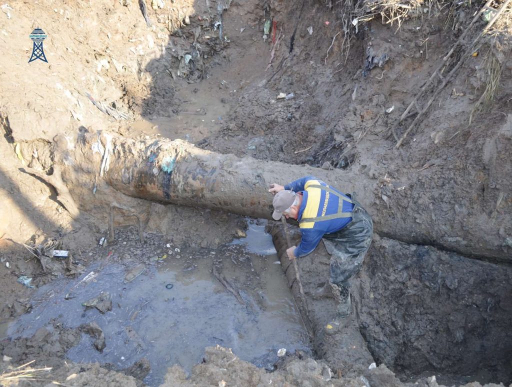Солона вода «з’їла» водогін зі сталі: в Миколаєві вже другий день ремонтують трубу, яка живить частину Інгульського району (ФОТО) 5