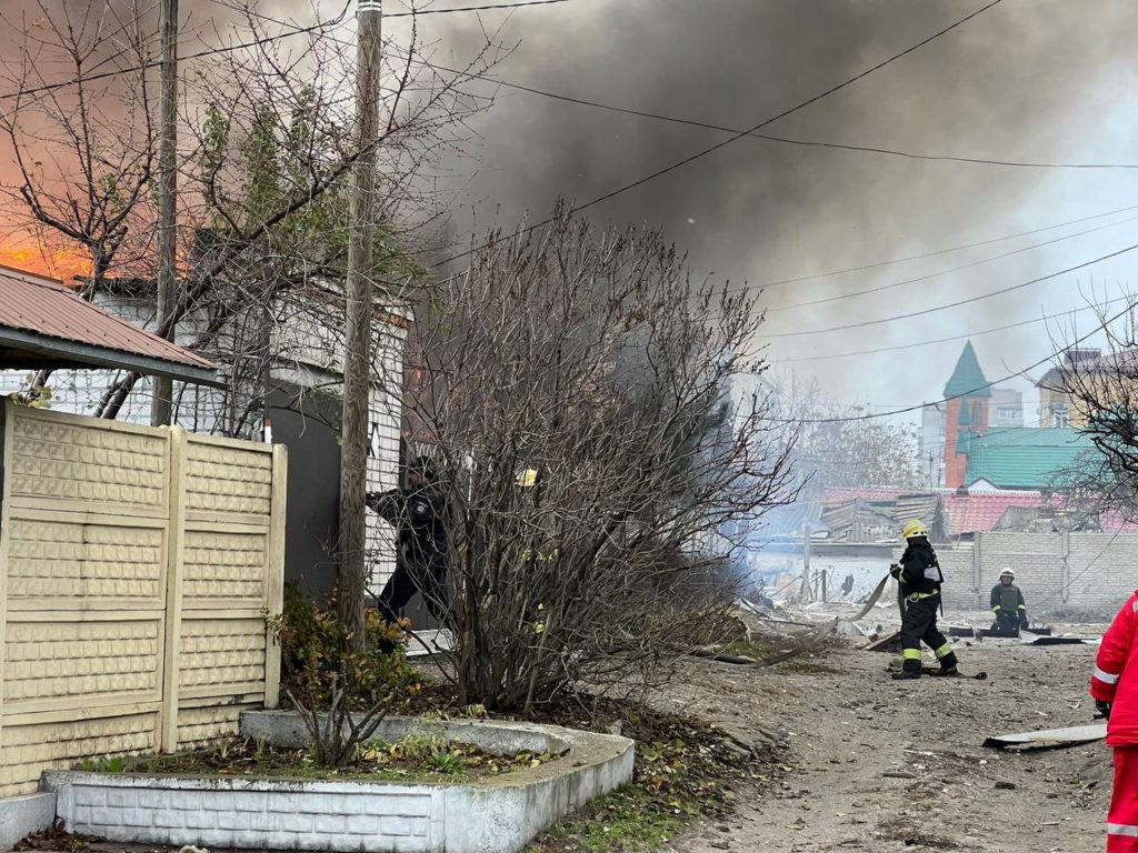 Ракетний удар по житловому масиву Дніпра: 13 поранених, рятувальна операція триває (ФОТО) 5