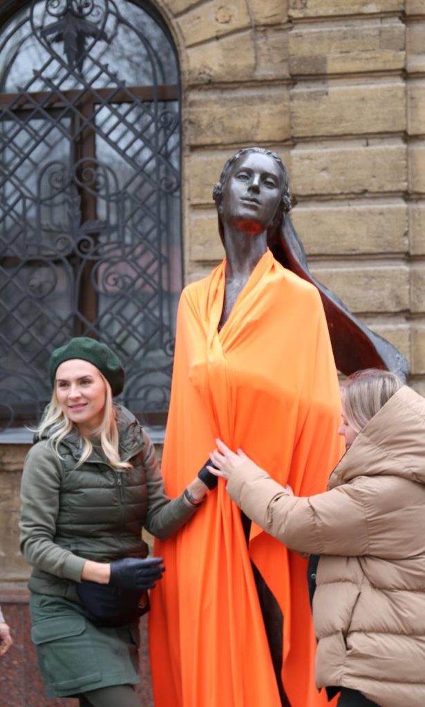 В Миколаєві скульптуру нареченої біля Палацу урочистих подій огорнули помаранчевою тканиною (ФОТО) 5