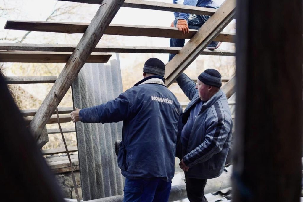 В Миколаєві російськими обстрілами пошкоджено дахи 231 багатоповерхівки. Зараз відновлено 47% дахів (ФОТО) 5